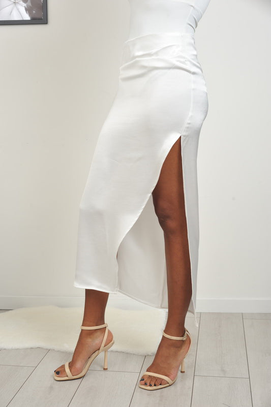 LYRA Jupe mi-longue blanche satinée fendue