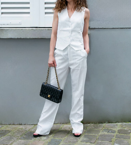 CAMILLE Ensemble tailleur gilet et Pantalon blanc a fines rayures