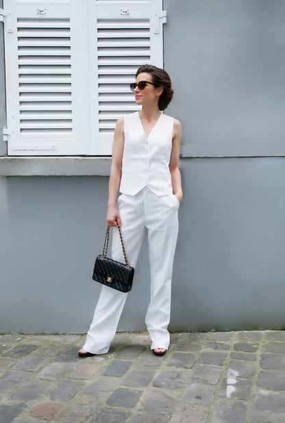 CAMILLE Ensemble tailleur gilet et Pantalon blanc a fines rayures